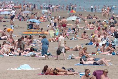 La playa de las Arenas de Valencia, abarrotada de bañistas en el puente del 1 de Mayo.