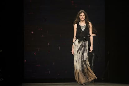 La maniquí estrella de Mango, Elisa Sednaoui, con vestido y armilla boho-chic