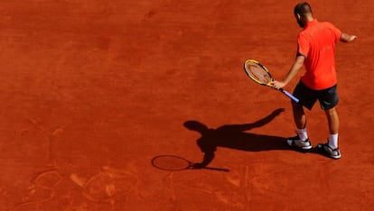 Youzhny escribe perdón en la arena parisina