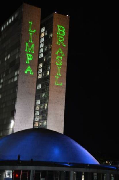 Manifestantes protestam com laser no Congresso Nacional.