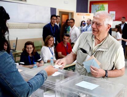 El cabeza de lista del PSOE al Parlamento Europeo, Josep Borrell, ha ejercido su derecho al voto en el Colegio Juan Falcó de Valdemorillo (Comunidad de Madrid)