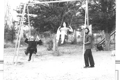 Julio Cortázar, en Potrerillos (Mendoza) con Sergio Sergi y Susana Ortega de Hocevar, en 1973.