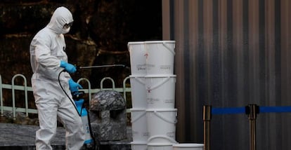 Un trabajador desinfectando material médico en Daegu (Corea del Sur), el 4 de marzo.