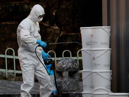 Un trabajador desinfectando material médico en Daegu (Corea del Sur), el 4 de marzo.