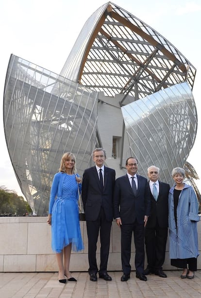 La espectacular sede de la Fundación Louis Vuitton en París fue inaugurada el pasado lunes por el presidente francés François Hollande (centro). En la imagen aparece junto al presidente de LVMH Bernard Arnault (izquierda), su esposa Helene Arnault y el arquitecto Frank Gehry (derecha), con su esposa Berta Isabel Aguilera. Hollande calificó el proyecto como uno de una "inmensa imaginación y de un gran equipamiento, del siglo XXI”.