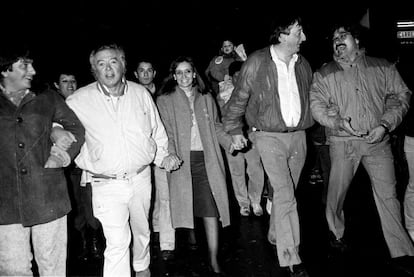 Néstor Kirchner camina junto a su esposa Cristina, después de que ella obtuviera un asiento de diputada por la provincia de Santa Cruz en septiembre de 1989.