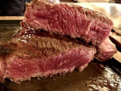 Bife de chorizo ancho al corte.