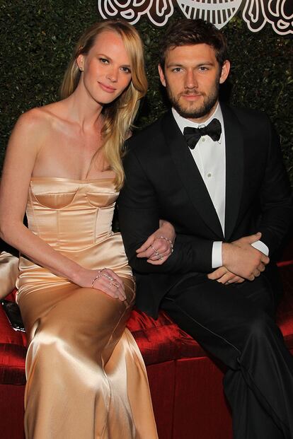 La modelo Anne Vyalitsyna y el actor Alex Pettyfer hacen un descanso durante la fiesta de Elton John.