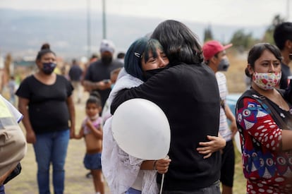 Familiares y amigos asisten al funeral de Nancy Lezama Salgado en San Juan Ixtayopan, Ciudad de México, el 6 de mayo.