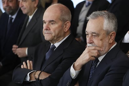 Los expresidentes socialistas de la Junta de Andalucía Manuel Chaves y José Antonio Griñán, en enero de 2018, durante una de las sesiones de la vista celebrada en la Audiencia de Sevilla.