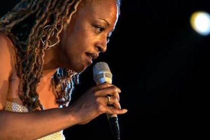 Cassandra Wilson, durante su actuación en el Festival de Jazz de Vitoria.