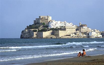 Con el castillo y el casco histórico de Peñíscola como telón de fondo, la playa Norte de la localidad castellonense se extiende hacia Benicarló.