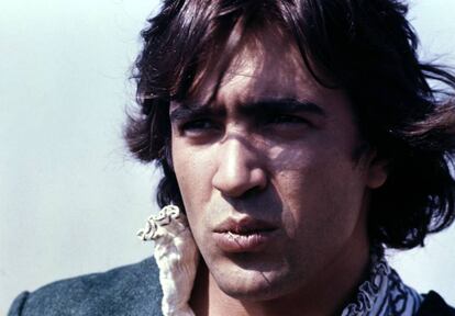 El actor y cantante Patxi Andión en un retrato de los años 70, cuando su carrera empezaba a despegar en el cine y la música.