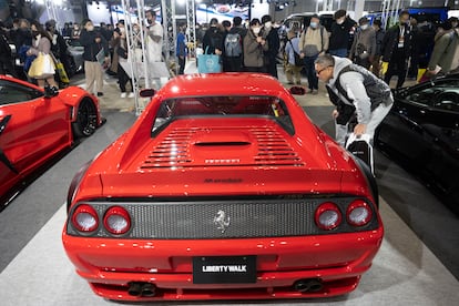 Deportivo Ferrari clásico en el Salón del Automóvil de Tokio.