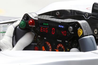 Detalle del volante de Michael Schumacher, con las referencias e instrucciones al lado