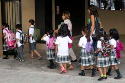 Aspecto de la entrada esta mañana de losm 400 alumnos al colegio Màrius Torres de L'Hospitalet de Llobregat vestidos con los nuevos uniformes obligatorios.