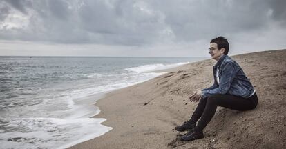 Carme Ruscalleda en la playa de Sant Pol de Mar.