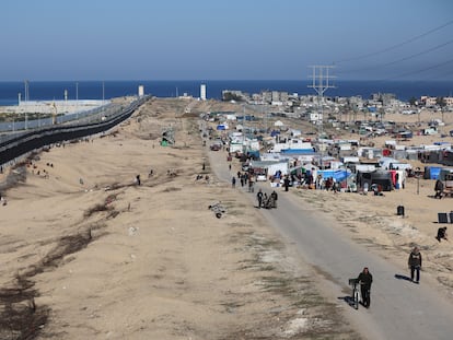Los palestinos desplazados debido a los ataques israelíes se refugian cerca de la frontera con Egipto, en Rafah, al sur de la Franja de Gaza, el 7 de enero.