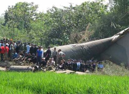 Tareas de rescate en los restos de fuselaje del avión C-130 de la Fuerza Aérea de Indonesia