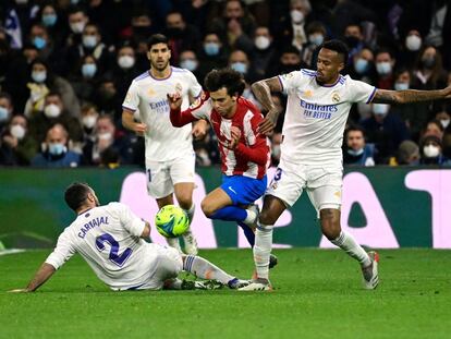 Los jugadores del Real Madrid le disputan el balón a Joao Félix en el partido contra el Atlético.