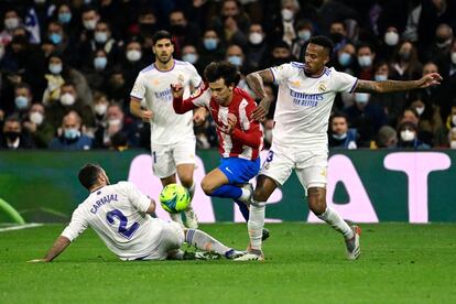 Los jugadores del Real Madrid le disputan el balón a Joao Félix en el partido contra el Atlético.