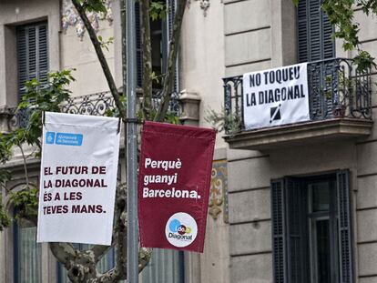 Pancartas institucionales sobre la consulta conviven en la Diagonal con las de quienes se oponen a la reforma