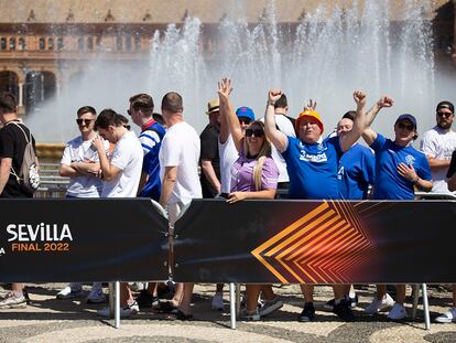 Aficionados del Glasgow Rangers,​ en la Plaza de España de Sevilla este martes, día previo a la final de la Europa League.