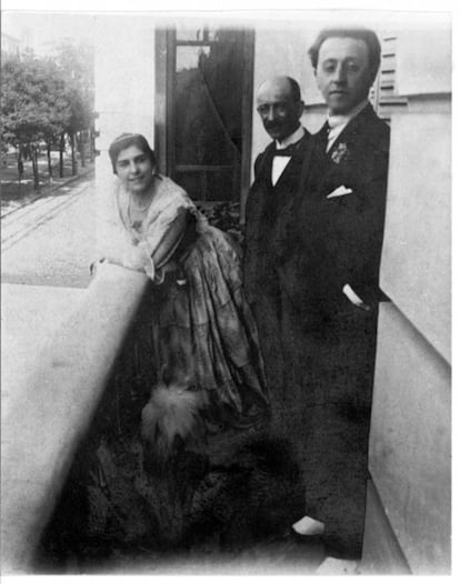 Pastora Imperio, Manuel de Falla y Arthur Rubinstein en la Casa de las Águilas de la calle Alberto Aguilera de Madrid, ca. 1917. 
