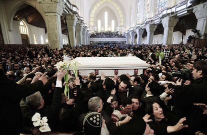Cristianos coptos sacan el féretro de Shenuda III de la catedral.