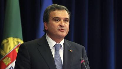 El ministro portugu&eacute;s de Asuntos Parlamentarios, Miguel Relvas, anuncia su dimisi&oacute;n.