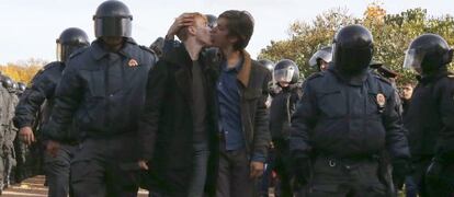 Una pareja de activistas de los derechos de los gays se besa mientras es detenida en San Petersburgo.