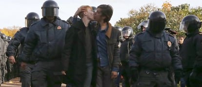 Una pareja de activistas de los derechos de los gays se besa mientras es detenida en San Petersburgo.