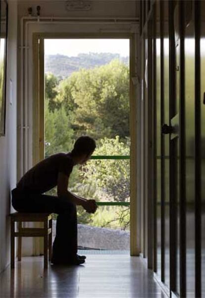 Un joven, en el centro del Proyecto Hombre en Montgat.