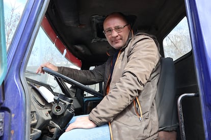 Alexander Shilin, en uno de los camiones de su empresa Eco Waste, en Járkov.