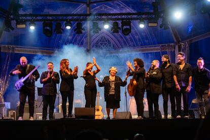 Maruja Garrido da las gracias al público en el final del concierto del grupo formado para la ocasión, Rumba All Stars. 