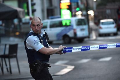 Esa persona habría sido "neutralizada" por las fuerzas de seguridad tras provocar una explosión en la estación central de Bruselas en torno a las nueve de la noche, según ha informado la Fiscalía. En la imagen, un policía acordona la zona del atentado fallido.