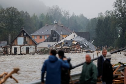 Daños causados en varias viviendas por las fuertes lluvias caídas en Jesenik (República Checa), este lunes. 