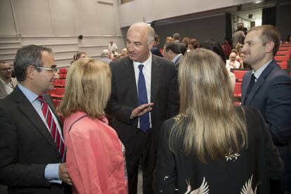 El secretario de Estado de Cultura, Fernando Benzo (c), durante el reciente Foro Edita que trat&oacute; de la lucha contra la pirater&iacute;a.