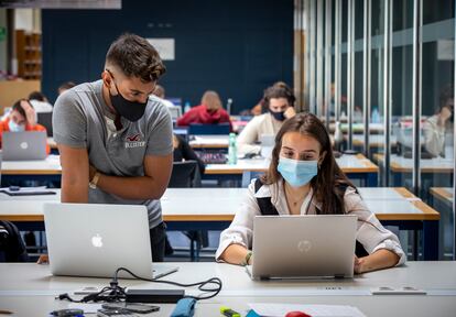 Los estudiantes Aida Fortea y Juan Cárdenas en la biblioteca de la Universidad Politécnica de Valencia. 