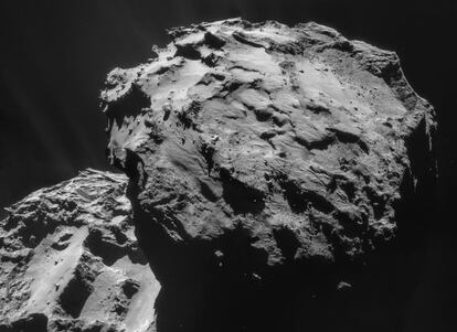 Mosaico de cuatro imágenes del 67P/Churyamov-Gerasimenko tomadas por la nave `Rosetta´ el pasado 7 de diciembre desde una distancia de 19,7 kilómetro del centro del cometa.