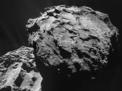Mosaico de cuatro imágenes del 67P/Churyamov-Gerasimenko tomadas por la nave `Rosetta´ el pasado 7 de diciembre desde una distancia de 19,7 kilómetro del centro del cometa.