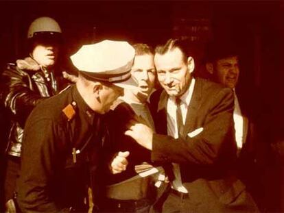 El supuesto asesino de Kennedy, Lee Harvey Oswald, es sacado del Texas Theatre tras su detención.