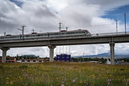 El tren recorre el municipio de Toluca sobre sus vías elevadas.