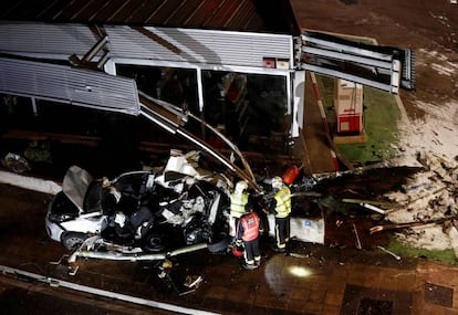 Los bomberos inspeccionan el vehículo arrollado en Estella (Navarra).