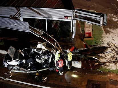 Los bomberos inspeccionan el vehículo arrollado en Estella (Navarra).