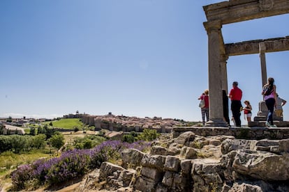 Varios turistas miran hacia la muralla desde el mirador de los Cuatro Postes.