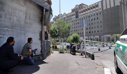 Personal de seguridad coge posiciones alrededor del edificio del Parlamento en Teherán (Irán).