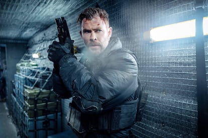 Chris Hemsworth en un fotograma de la película Tyler Rake 2.