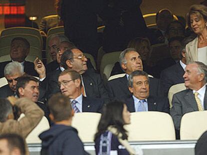 Serena, Zoco, Pachín y Santamaría, delante de Sanchis, Gento y Amancio, viejos campeones de Europa, la mayoría de los integrantes del equipo que venció al Partizán en la final de 1966 y homenajeados ayer