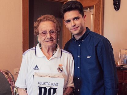 Paquita Bernal, con su nieto Ignacio Marcano, en su domicilio de Madrid.